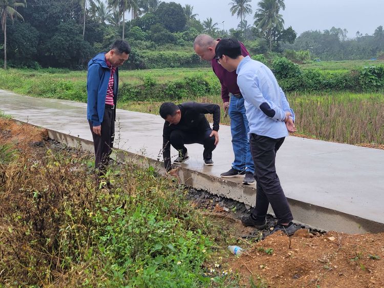 为民办实事｜yl6809永利皇宫深入帮扶村勘察机耕路使用前准备情况暨开展消费帮扶活动