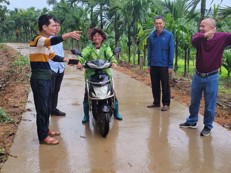 为民办实事｜yl6809永利皇宫深入帮扶村勘察机耕路使用前准备情况暨开展消费帮扶活动(图2)