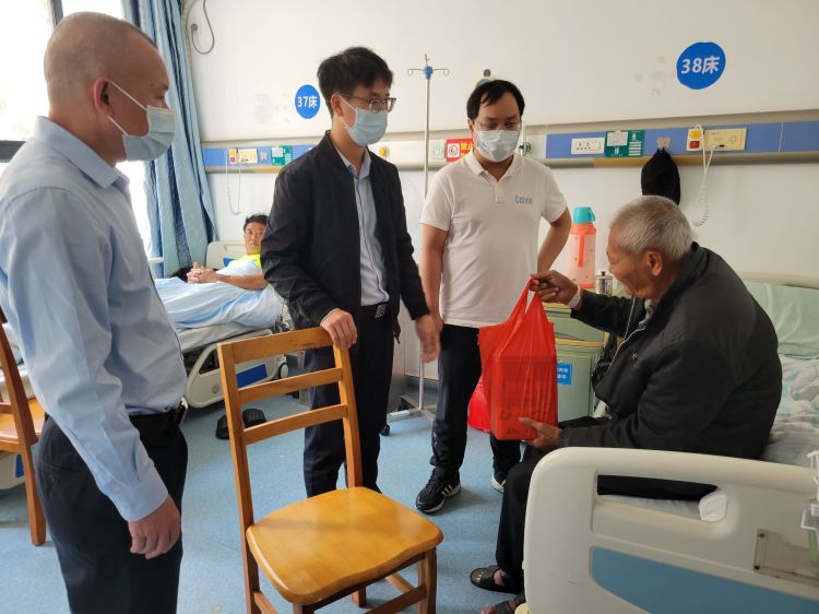 深情帮扶，精准慰问——yl6809永利皇宫探望摔伤五保脱贫户(图2)