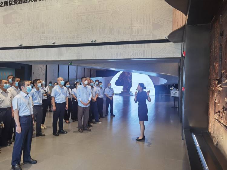 传承海瑞精神 激荡清风正气——yl6809永利皇宫开展“清廉国企 青廉有我”主题党日活动(图3)