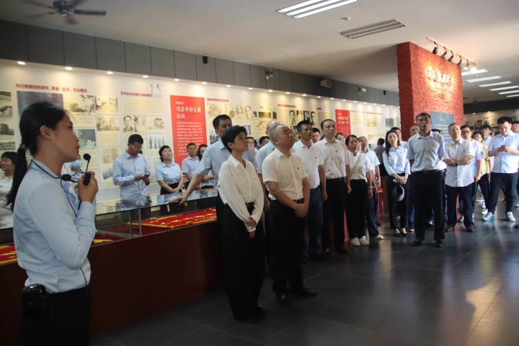 赓续红色基因 奋进时代征程 ——市国资委机关联合yl6809永利皇宫开展主题党日暨清廉国企教育活动(图5)