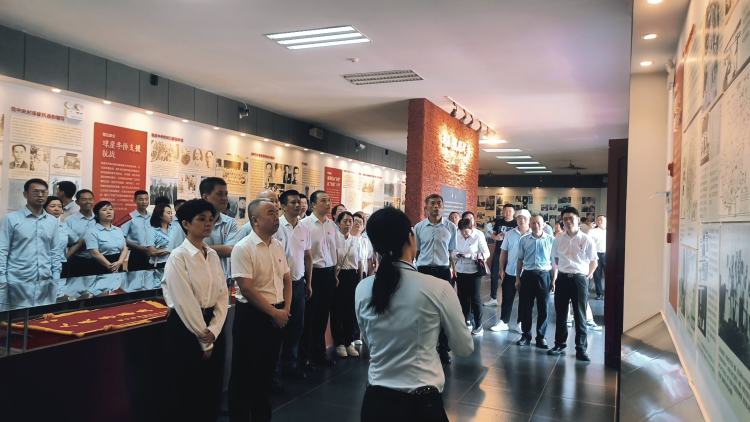 赓续红色基因 奋进时代征程 ——市国资委机关联合yl6809永利皇宫开展主题党日暨清廉国企教育活动(图6)