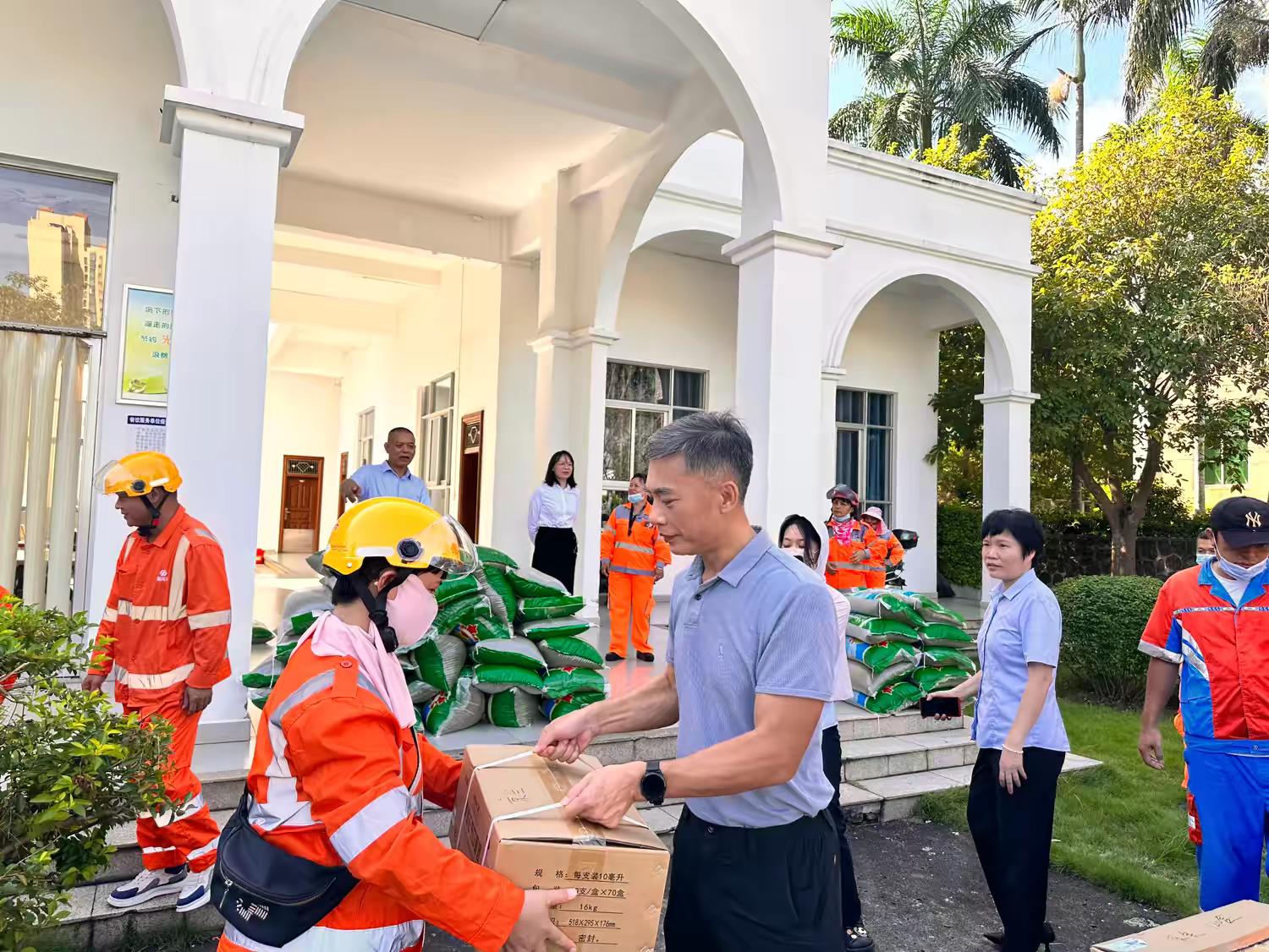 yl6809永利皇宫开展2024“夏日送清凉”慰问环卫工人活动(图2)