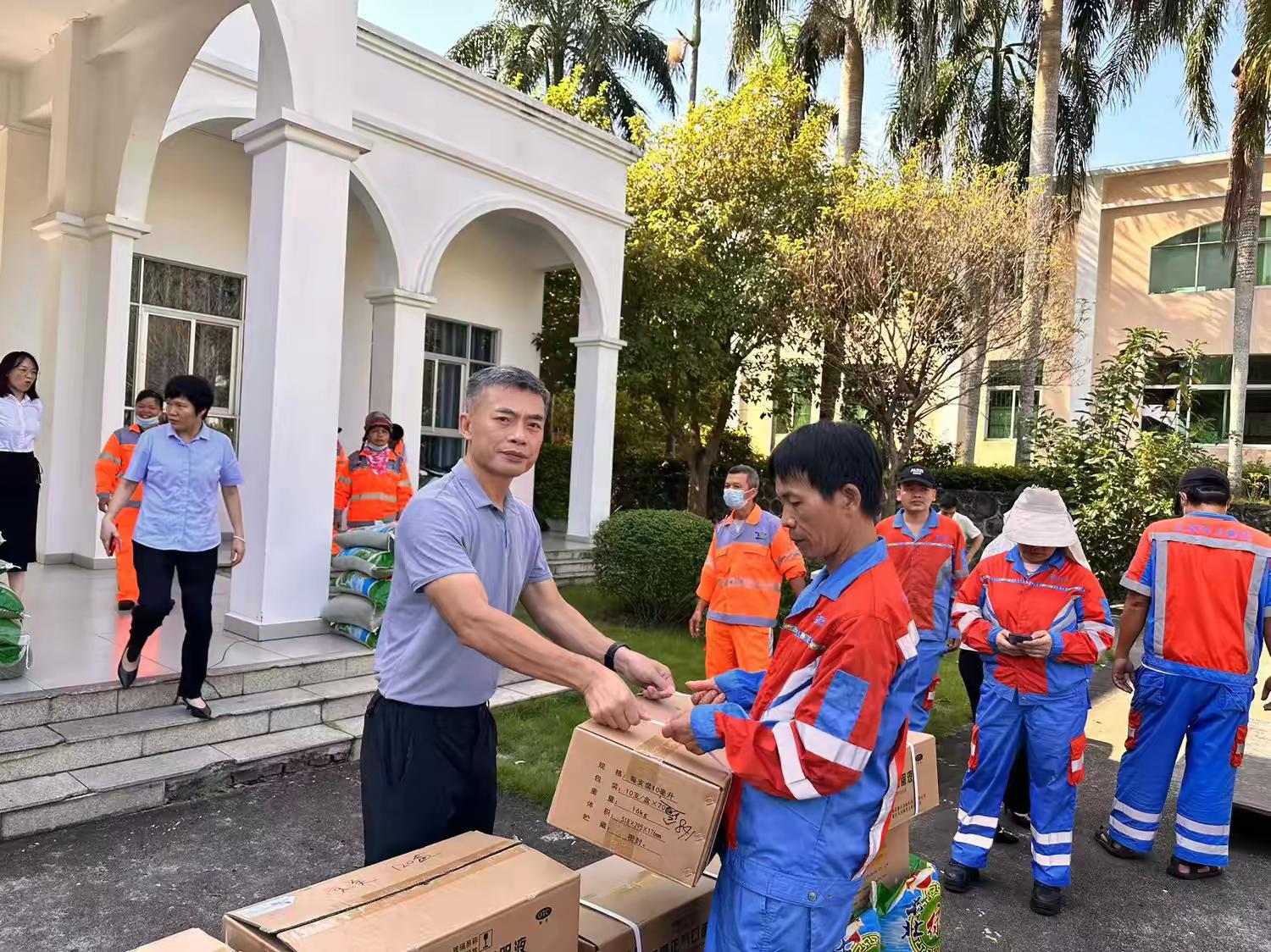 yl6809永利皇宫开展2024“夏日送清凉”慰问环卫工人活动(图3)
