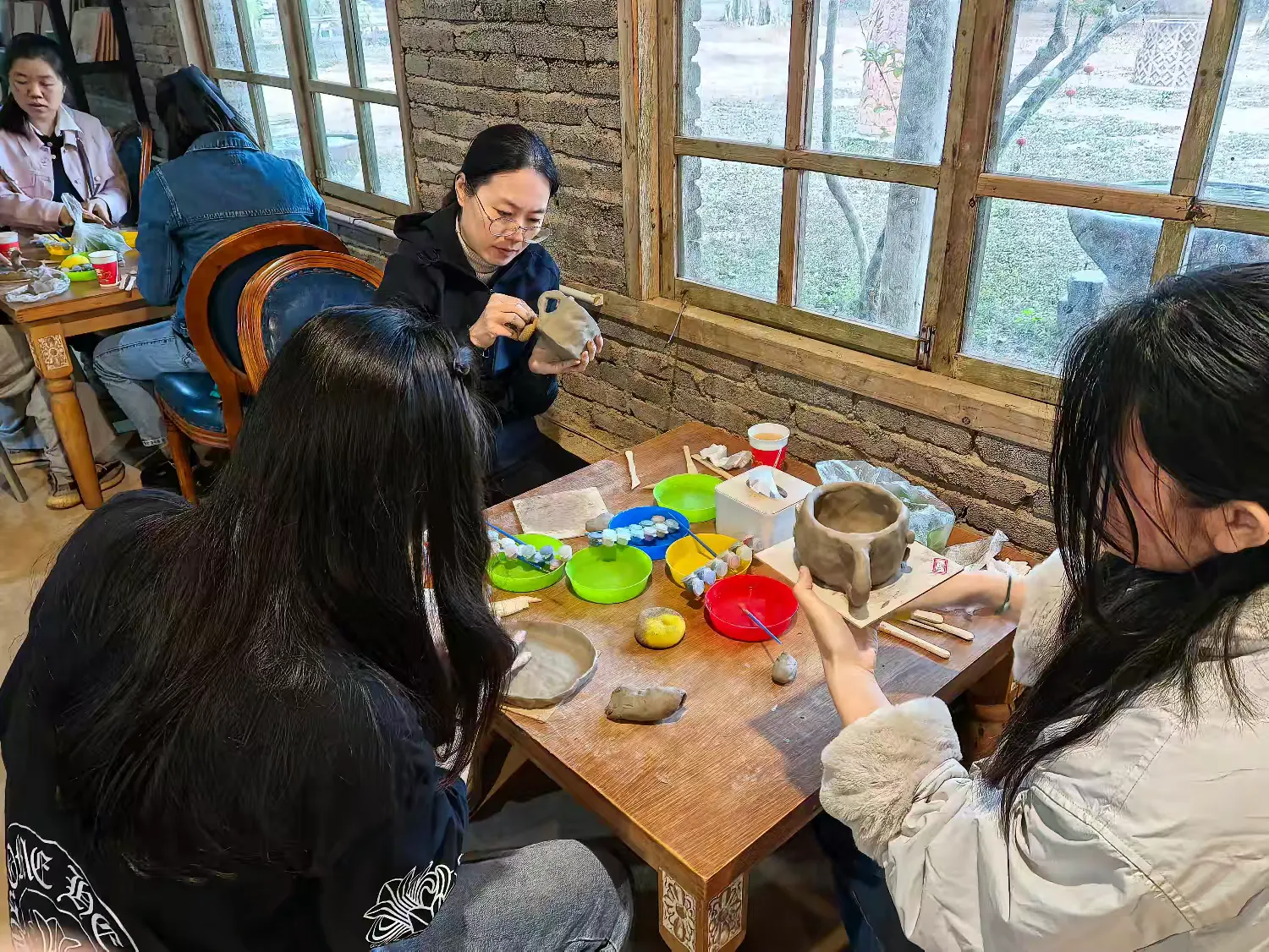 环发公司举办“三八”妇女节户外活动：陶艺、手工团扇与妇女权益知识问答精彩纷呈   为庆祝第115个国际妇女节，丰富女性员工的业余生活，提升团队凝聚力，3月7日，环发公司组织全体女性员工开展了一场别开生(图4)