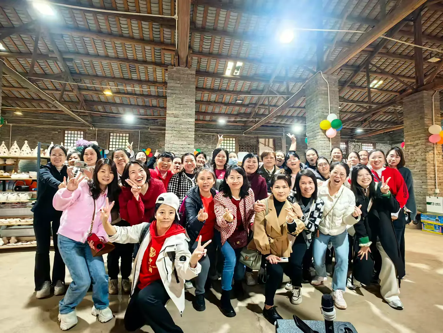 环发公司举办“三八”妇女节户外活动：陶艺、手工团扇与妇女权益知识问答精彩纷呈   为庆祝第115个国际妇女节，丰富女性员工的业余生活，提升团队凝聚力，3月7日，环发公司组织全体女性员工开展了一场别开生(图7)