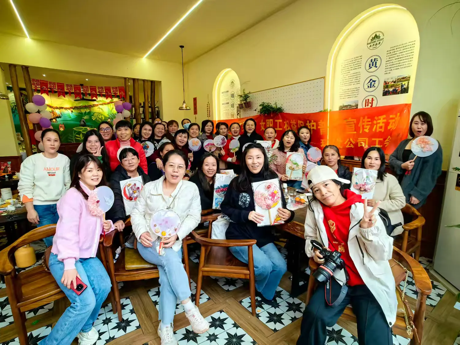 环发公司举办“三八”妇女节户外活动：陶艺、手工团扇与妇女权益知识问答精彩纷呈   为庆祝第115个国际妇女节，丰富女性员工的业余生活，提升团队凝聚力，3月7日，环发公司组织全体女性员工开展了一场别开生(图13)