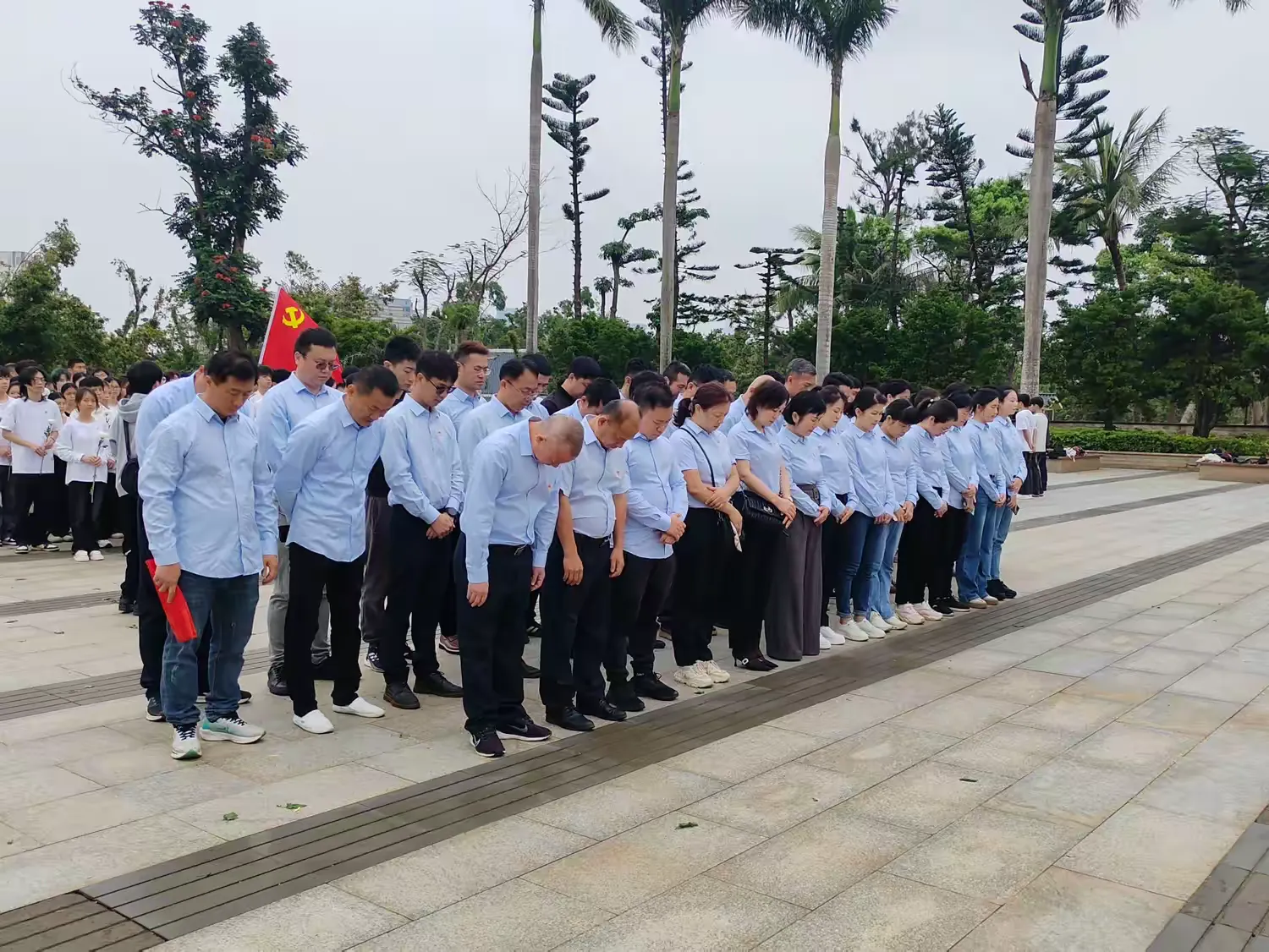 yl6809永利皇宫开展“清明祭英烈，奋进谱新篇”主题党日活动  清明时节，春风轻拂，为缅怀革命先烈丰功伟绩，接受红色精神洗礼熏陶，引导党员干部职工将革命传承融入推动公司各项事业高质量改革发展的实践中，2025(图4)